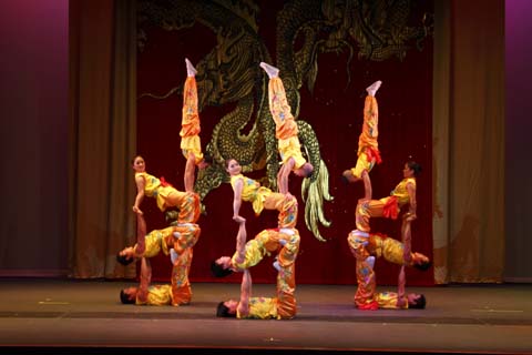 Shangri-La_Chinese_Acrobats